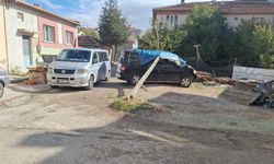 Eskişehir'de Telekom direği park halindeki aracın üzerine devrildi