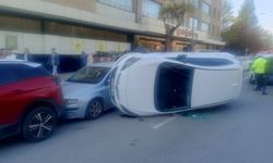 Eskişehir'de park halindeki otomobillere çarpan araç yan yattı