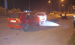 Komşuda kontrolden çıkan otomobil polis aracına çarptı