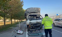 Eskişehir'de kaza! Kamyonet hurdaya döndü: Yaşlı sürücü araçta sıkıştı