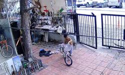 Eskişehir'de bu da oldu! İki küçücük çocuk bisiklet çaldı: O anlar kameralara yansıdı