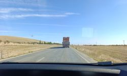 Komşuda tuğla yüklü tır sürücülere korku dolu anlar yaşattı