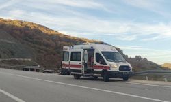 Komşuda kontrolden çıkan araç elektrik direğine çarptı: Sürücü yaralandı