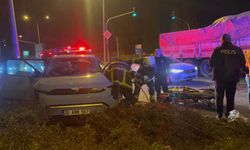 Eskişehir'de can pazarı! Porselen hammaddesi yüklü kamyon otomobille çarpıştı