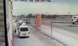 Eskişehir'de çarpışmanın etkisiyle araçlar savruldu! Kaza anı güvenlik kamerasında