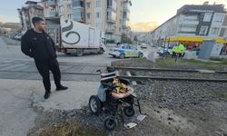 Komşuda hemzemin geçitte akülü araç devrildi: 1 yaralı