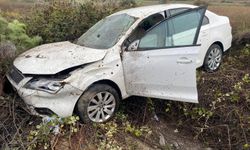 Bilecik'te kontrolden çıkan otomobil yoldan çıktı: 2 yaralı