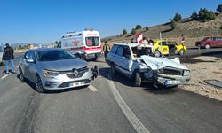 Komşuda 2 otomobil birbirine girdi: Yaralı sürücü hastaneye kaldırıldı