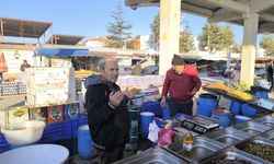 Yıllardır değişmeyen gelenek: Pazarcılar güne dua ile başlıyor