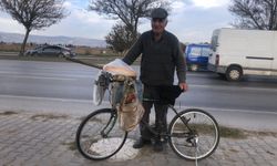 Eskişehir'de azmiyle herkese örnek oluyor: 84 yaşında pedal çevirerek para kazanıyor