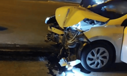 Atatürk Bulvarı'nda kaza: Otomobil hurdaya döndü