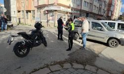 Komşuda hafif ticari araç ile motosiklet çarpıştı: 1 yaralı