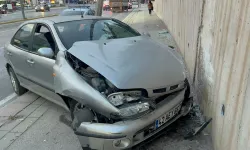 Eskişehir'de bir otomobil direğe çarptı: Araç hurdaya döndü