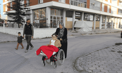 Kızını her gün kucağında okula taşıyor: Eskişehirli Zeynep'in eğitim görmek için tek bir isteği var