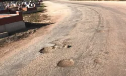 Asri Mezarlığı'nın yollarındaki bozukluk sürücüler için tehlike oluşturuyor