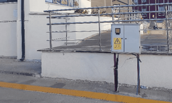 Eskişehir'deki okul hala şantiye elektriğini kullanıyor: 'Dikkat ölüm tehlikesi' yazılı panoya velilerden tepki!