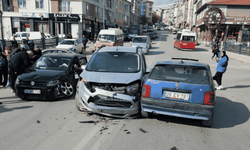 Hindistan Kavşağı'nda 3 otomobil birbirine girdi