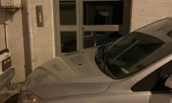 Eskişehir'de duyarsız sürücünün park ettiği araç apartmana girişleri engelledi