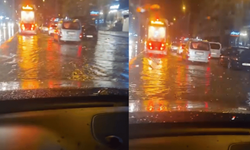 Eskişehir'de sağanak: Tramvay göle dönen yolda ilerleyemedi