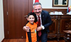 Küçük İlber sevincini Vali Aksoy'la paylaştı