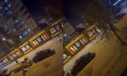 Eskişehir'de bir araç tramvay direğine çarptı: Seferler aksıyor