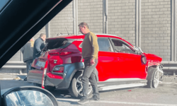 Eskişehir'de bariyerlere giren araç kullanılamaz hale geldi