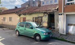 Eskişehir'de 5 yıldır metruk halde olan ev mahalle sakinlerini korkutuyor