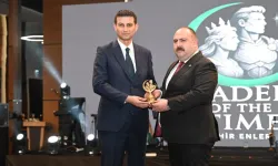 Başkan Hamamcı yılın en başarılı İlçe Belediyesi ödülünü kazandı