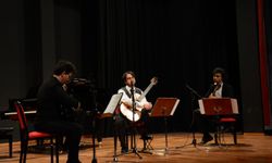 Eskişehir’de müzik tutkunları gitar konseriyle doyasıya eğlendi
