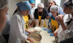 Eskişehir'de özel bireyler ve öğrenciler birlikte kurabiye yaptı
