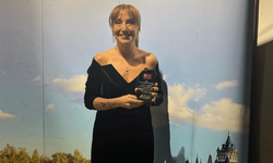 Ünlü diş hekimi Neslihan Erenoğlu’na 40. yıl plaketi