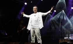 Ünlü şarkıcı Çelik hayranlarıyla buluştu