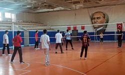 Mahmudiye Voleybol GSB Spor Okulları çalışmaları sürüyor