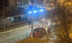 Eskişehir'de bir araç tramvay direğine çarptı: Seferler aksıyor