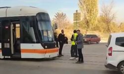 Eskişehir'de yürekleri ağza getiren kaza: Tramvay ve motosiklet çarpıştı