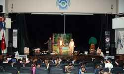 Eskişehir'de çocuklara tiyatro çıkışı fidan dağıtıldı