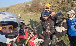 Eskişehir'de motosiklet antrenmanı kurtarma operasyonuna döndü: Yeni doğmuş kuzuyu annesiyle kavuşturdular