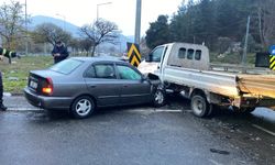 Eskişehir yolunda otomobil kamyonete çarptı: Çok sayıda yaralı var