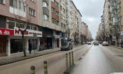 Atatürk Caddesi'nde kaldırılan dubalar yeterli gelmedi: Muhtar 2 sokağın girişinin açılmasını talep ediyor