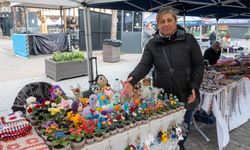 Soğuk havaya rağmen tezgahta: Eskişehir'de örgü oyuncaklar ilgi görüyor