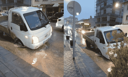 Birlik Caddesi'nde araç çukura battı