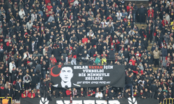 Es-Es taraftarları şehit Emre Mercan'ı tribünde andı