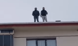 Eskişehir'de parasını alamayan işçiler çatıya çıktı