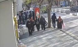 Eskişehir'de 2 kadın sokak ortasında birbirine girdi: Vatandaşlar film gibi izledi