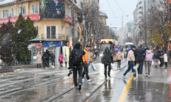 Eskişehir beyaza büründü! Lapa lapa yağan kar görsel şölen oluşturdu