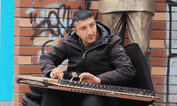 Eskişehir'de sokak sanatçısı donduran soğuğa meydan okudu
