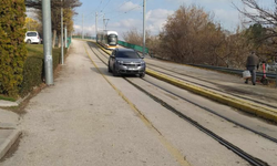 Eskişehir’de tramvay yoluna giren sürücü tepki çekti