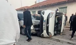 Seyitgazi'de kaza! 2 otomobil çarpıştı: Araç yan devrildi