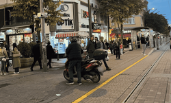 2 Eylül Caddesi'nde cezadan kaçmak için ilginç yöntem: Motorlarını elleriyle itiyorlar