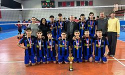 Ortaokul öğrencileri yıldızlar voleybolda il birincisi oldu